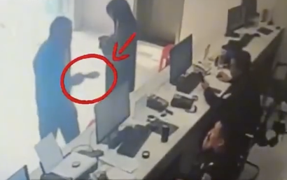 老人捡生锈炮弹淡定拿到派出所