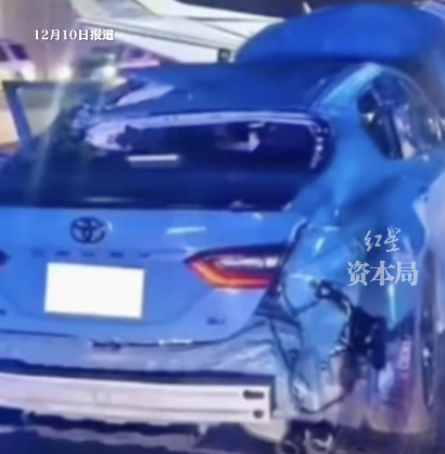 美國(guó)一小型飛機(jī)迫降公路