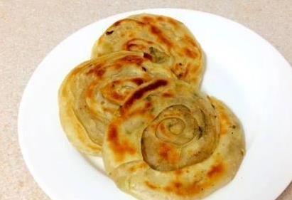 剩饺子皮别扔，十分钟做葱油饼，外脆里软早餐全家抢着吃