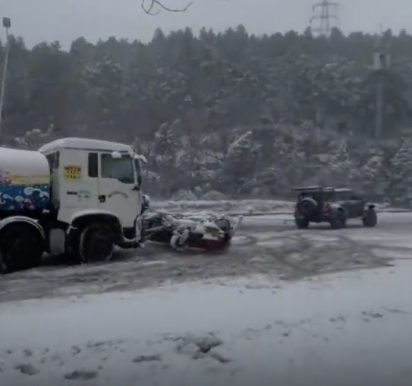 四驅(qū)車雪地拖行公交車和掃雪車 救援先鋒顯神威