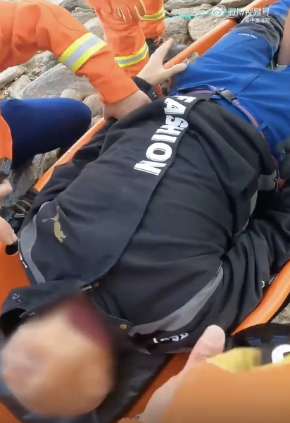 男子墜崖骨折 救援隊(duì)7小時(shí)緊急救援