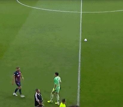 保级大战踢成UFC！门将挥拳击倒对手引爆群殴，西乙这场面太炸裂 恶劣冲突震惊足坛