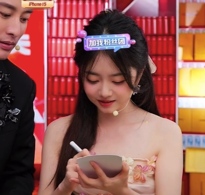 是谁羡慕了？贾乃亮帮员工要谭松韵签名照
