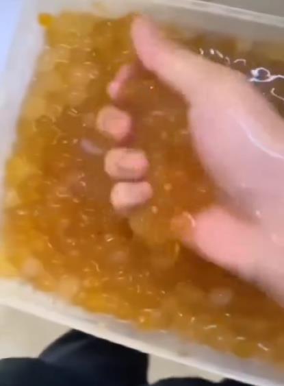 奶茶店員工將拖鞋放進(jìn)配料盆你咋看 新員工不當(dāng)行為引熱議