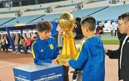 “苏超”冠军奖杯长啥样 机器人护送金鼎足球奖杯