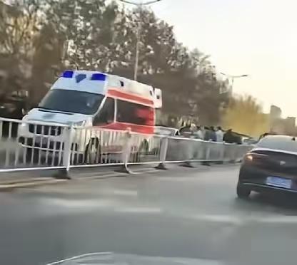 小米SU7撞坏上百米隔离带 10余车受损 事故频发引关注