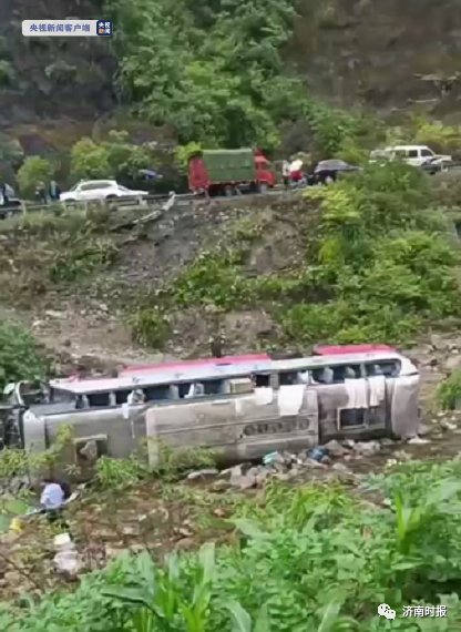 重庆城口一大巴车翻入河沟，1人死亡1人重伤