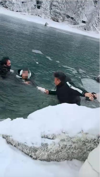 女游客落水两男子跳冰湖救人 英勇行为获赞