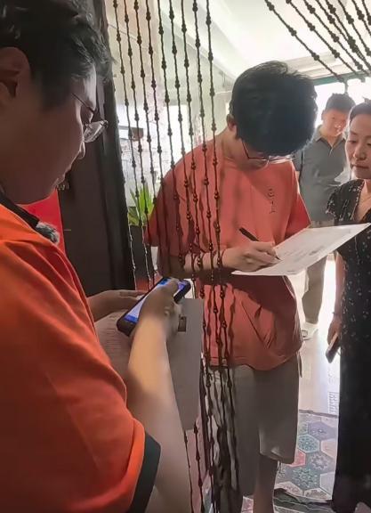 浙江安吉今年首批高考录取通知书送达 盛夏传喜报