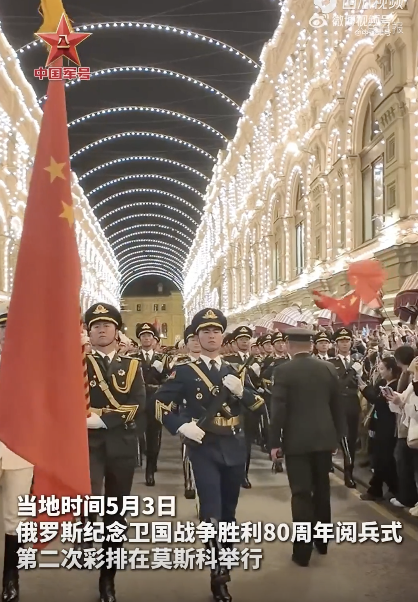 戰(zhàn)士握住槍口防止群眾受傷，暖心,！