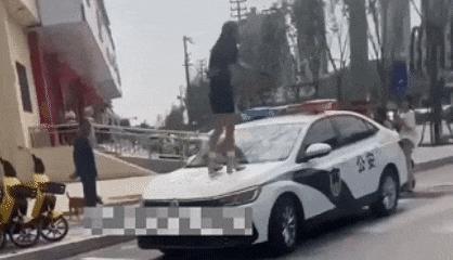 网红违停被贴单后跳上警车吼 拒配合执法遭拘留