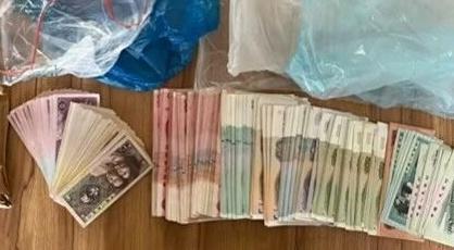 男子找到去世母亲藏的一包钱 母爱深深触动心弦