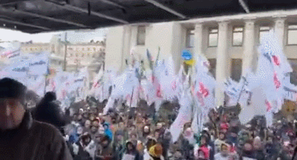 乌克兰抗议者冲击议会大厦 议员们经地下隧道撤离