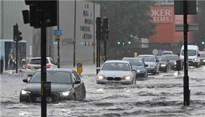 英国遭遇极端天气 多地洪水与大风侵袭