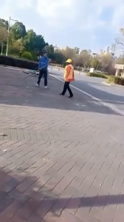 昆明一男子手持长棍殴打环卫工 当地警方回应：已介入调查