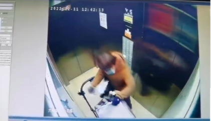 育儿嫂在电梯内猛烈击打幼童 孩子妈妈已经报警