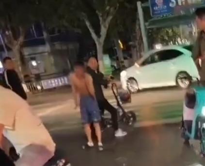 男子称朋友偷车撞人逃逸，车主打电话怒斥