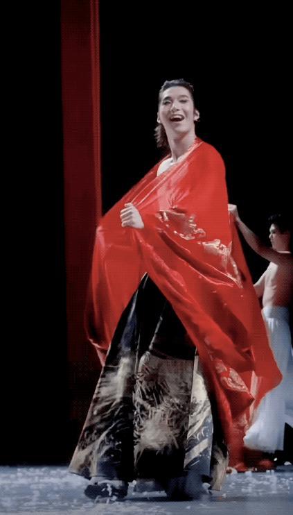一群180男人月入10萬(wàn)，讓女人們瘋狂買(mǎi)單？ 公狗劇場(chǎng)的商業(yè)奇跡