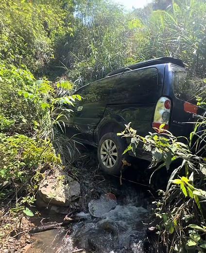 男子连人带车坠崖冷静自救毫发无伤 老司机的幸运与镇定