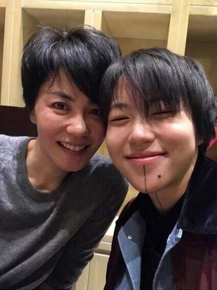 哈哈哈!有网友问:窦靖童和王菲是怎么认识的