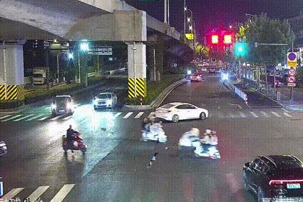 抬车救人的6位好心人获奖励