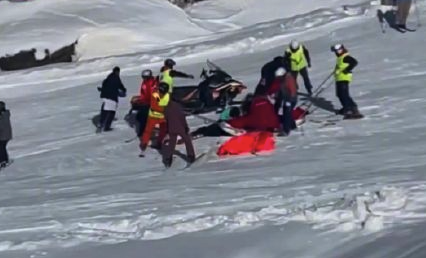 国内唯一满级女教练在滑雪场不幸身亡，原因疑交叉口避让拍摄雪友而滑至雪道外