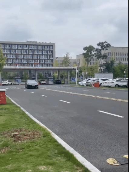 成都天府机场一比亚迪失控不停转圈