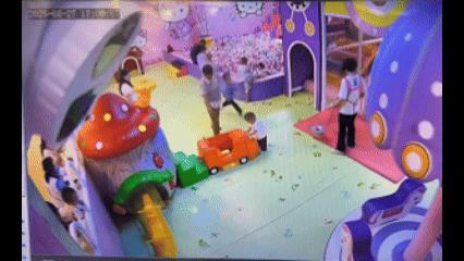 5岁男童撞倒1岁半幼童 警方介入