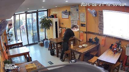 男子吃饭抽40张纸巾被老板娘发到网上 浪费行为引争议
