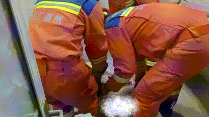 200斤男子醉卧浴室消防拆门转移 酒精麻痹险酿祸