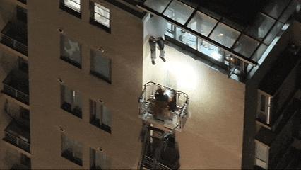 男子翻出11楼窗外被困 情绪冲动酿险情