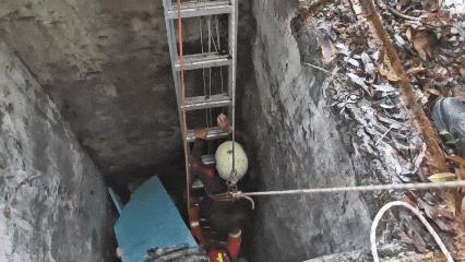 巴西女子遛狗不慎跌入下水道 深井危险需警惕