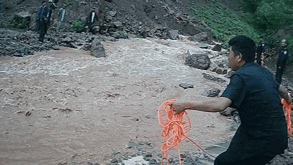 男子被卷入河道 38人合力营救 暴雨中生命接力