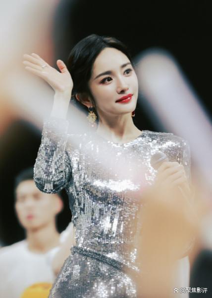 杨幂现身英国伦敦机场 情绪不佳眼神黯淡,引起粉丝强烈担忧