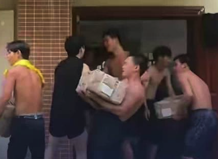 广西贵港高中生喊着校训搬运物资 执行校长:我的孩子都很棒!