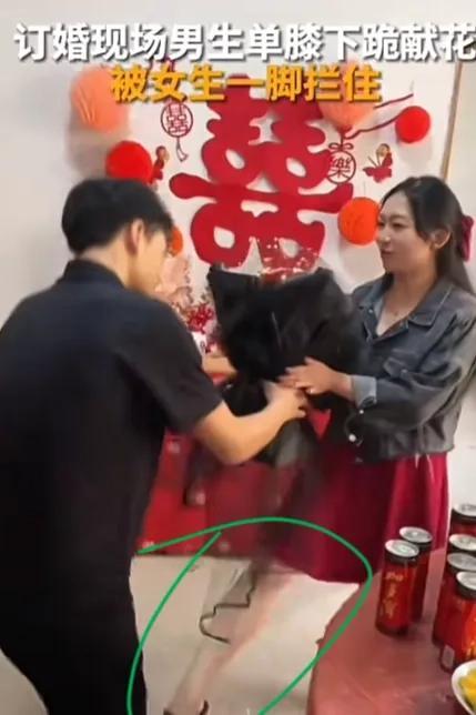 男儿膝下有黄金！男子下跪献花被女生拦住 女生反应让人直呼男生有福气