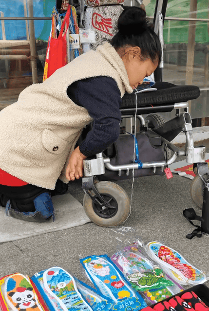 单亲妈妈手脚残疾 用嘴绣鞋垫养家 坚强生活感动网友