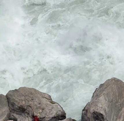 虎跳峡男子坠江 救援细节披露 遗体卡石缝无奈放弃