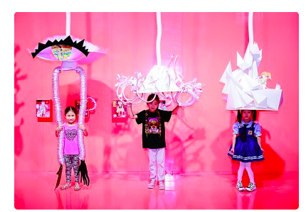 中华世纪坛展厅内，小朋友们正与装置艺术作品进行互动。资料图片