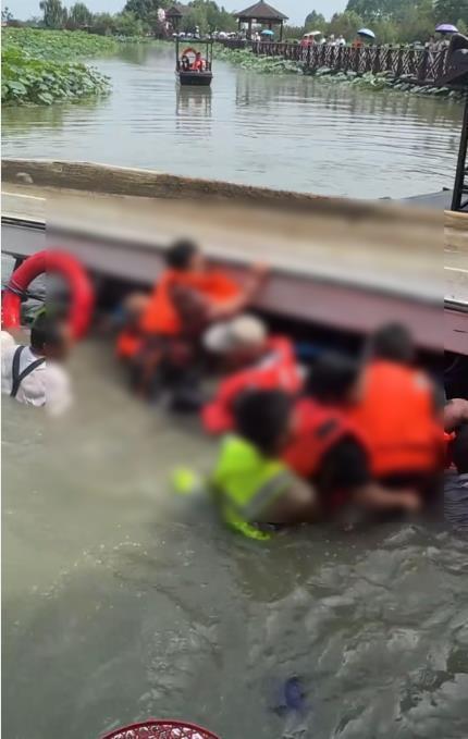 成都一景區(qū)游船側(cè)翻12人落水無傷亡 游客搶乘致翻船