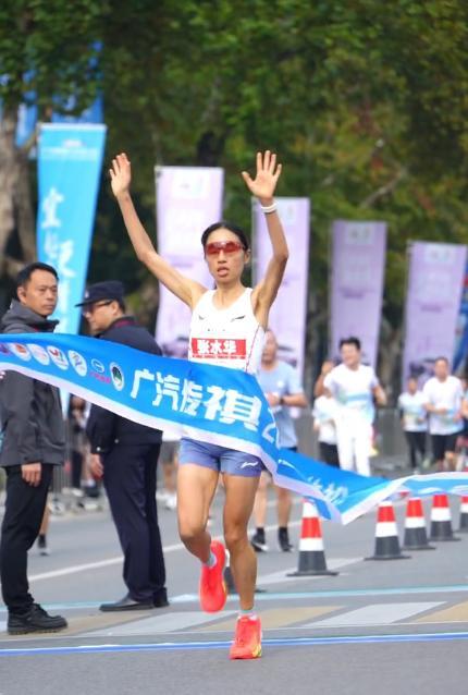 最快女護(hù)士不能參與2025年評(píng)優(yōu) 違規(guī)兼職與虛假調(diào)休受罰