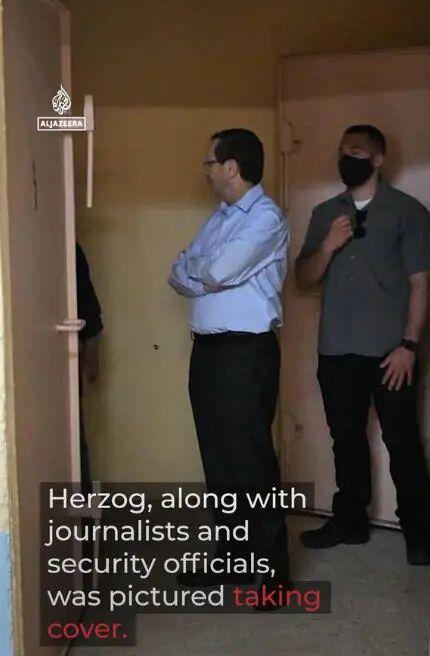 以色列总统刚开发布会，附近就遭火箭弹袭击，被迫现场紧急寻找掩护 真主党火箭弹突袭