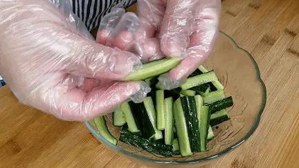 凉拌黄瓜做法很多样，家人钟爱这样做，清脆爽口，百吃不厌