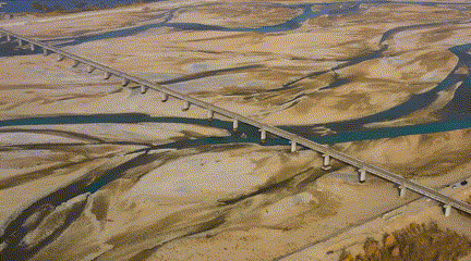 世界首条绕沙漠环形铁路 圈起了塔克拉玛干沙漠