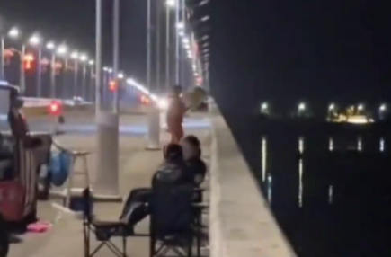 环卫工倒垃圾入海被开除 对环境造成了严重的污染