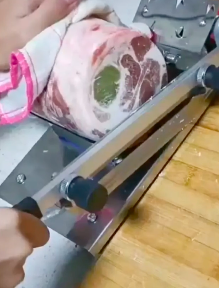 男子切羊肉卷切出大片抹茶绿 “绿茶”的不是羊是卖羊的人