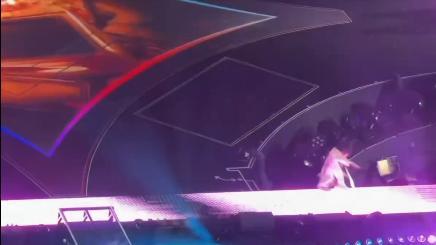 五月天阿信表演时摔下舞台 意外引发全场惊呼