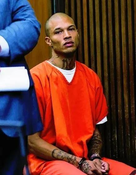 国外最帅囚犯嫌狱中生活被粉丝打扰 颜值特权引发热议