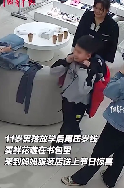 11岁男孩偷偷买花送妈妈