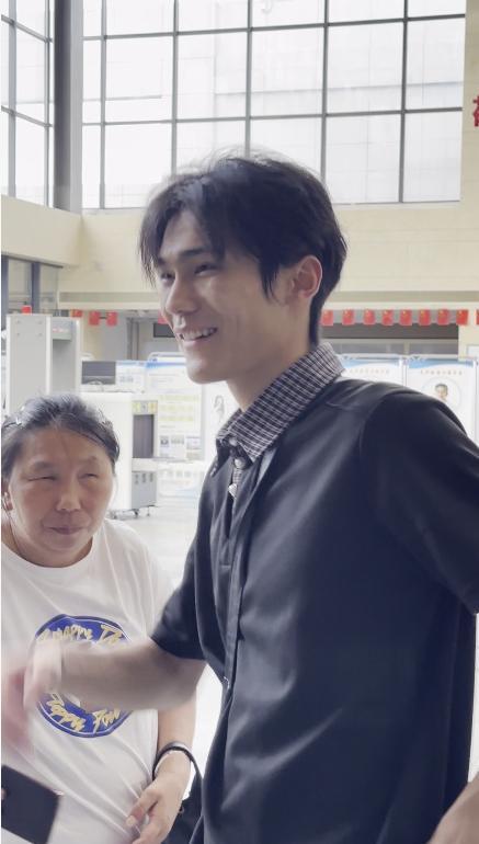 带失明母亲看病被夸帅男生是医学生 孝心感动网友